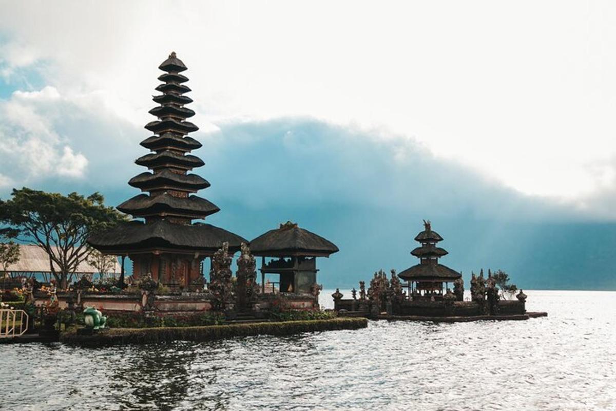 เกาะกลางน้ำที่มีกลุ่มหอคอย