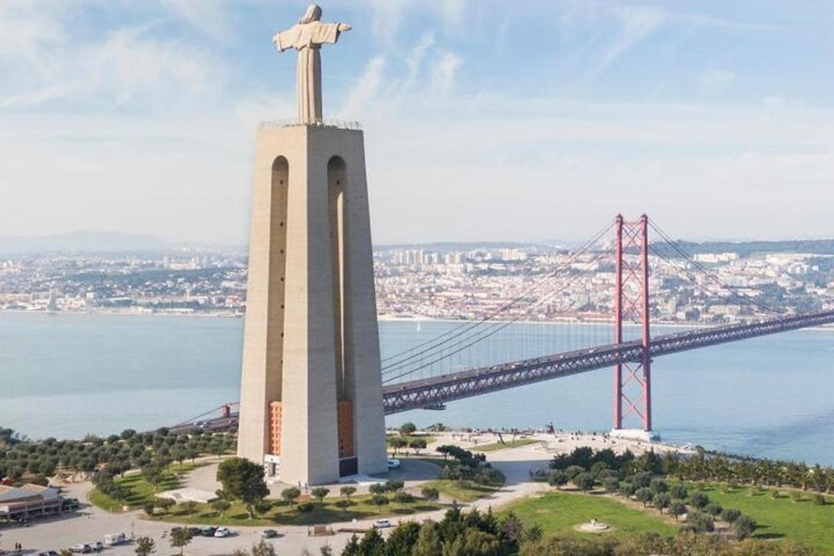 ένα μνημείο με έναν σταυρό στην κορυφή του δίπλα σε μια γέφυρα