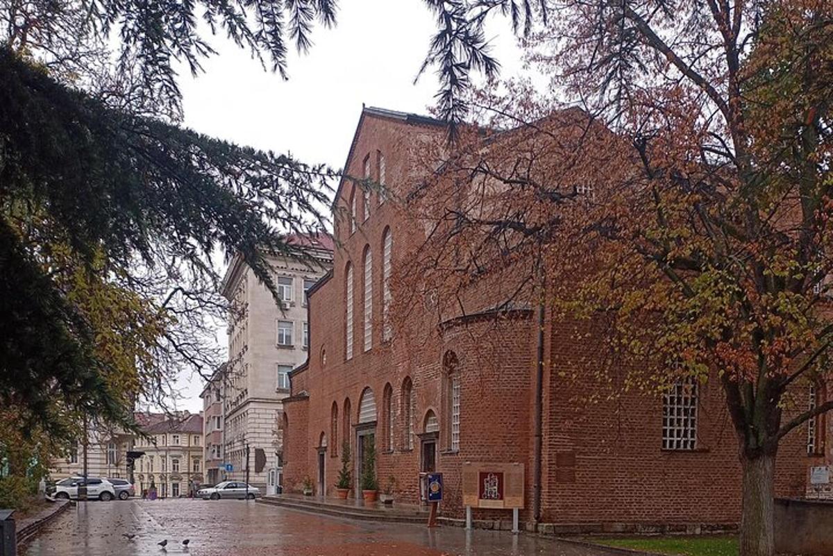 un edifici de maó en un carrer sota la pluja