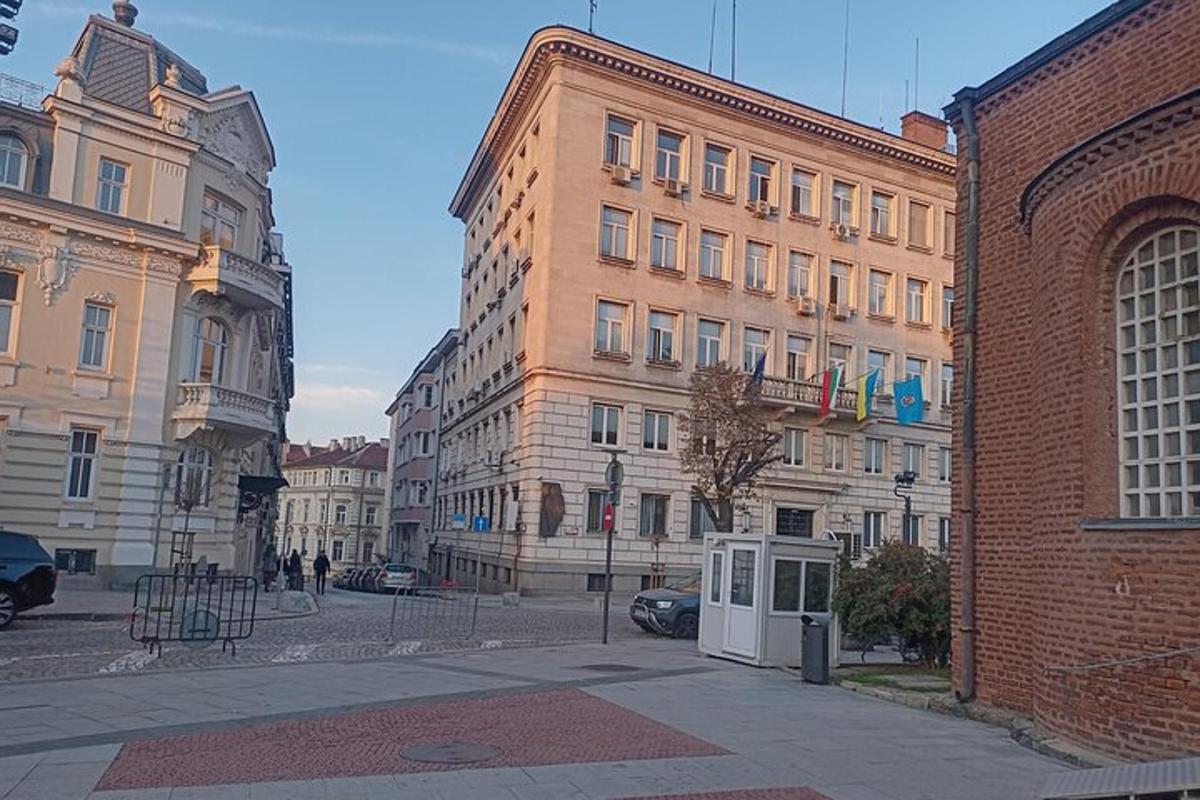 un grup d'edificis en un carrer de la ciutat