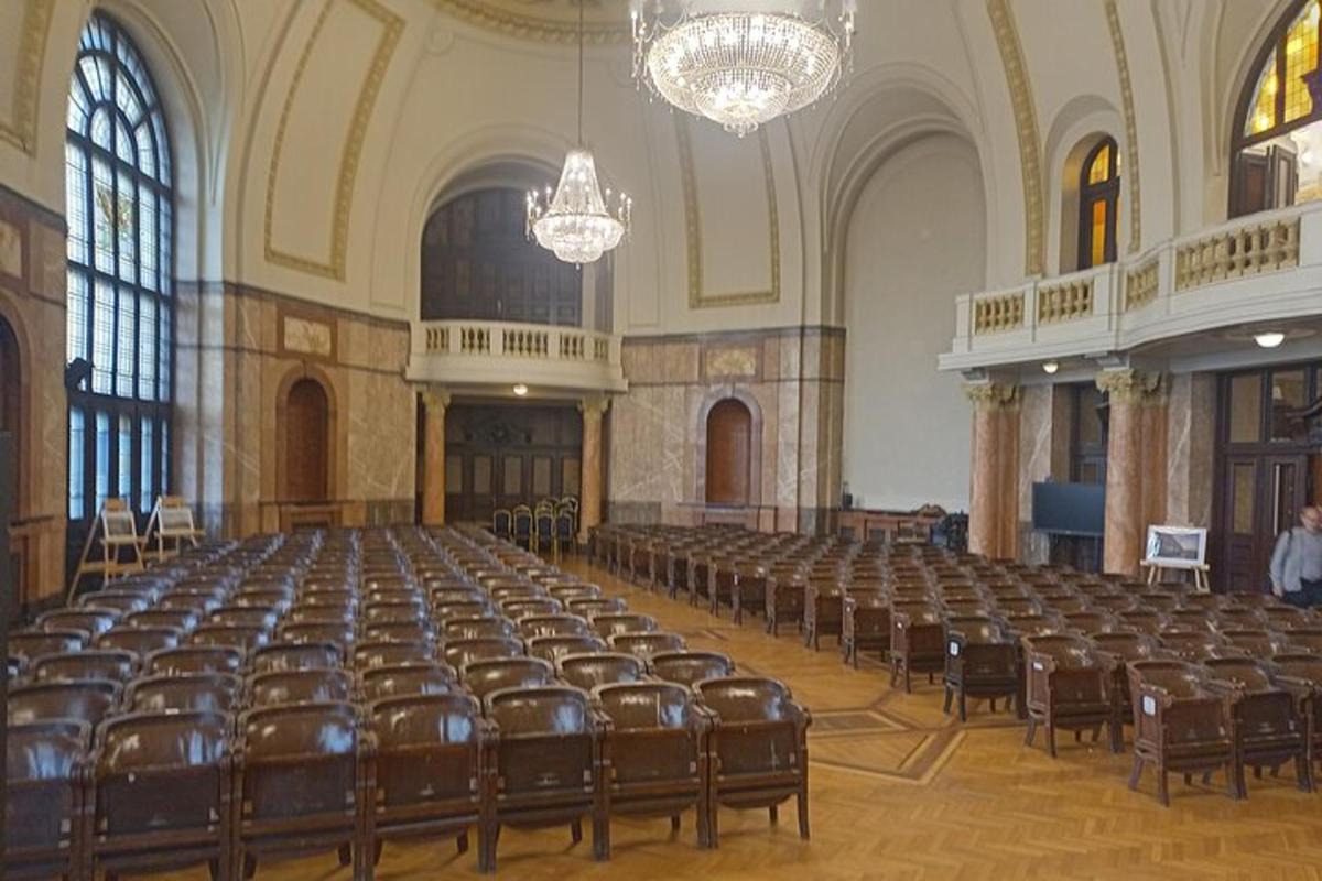 una aula de conferències buida amb cadires i canelobres