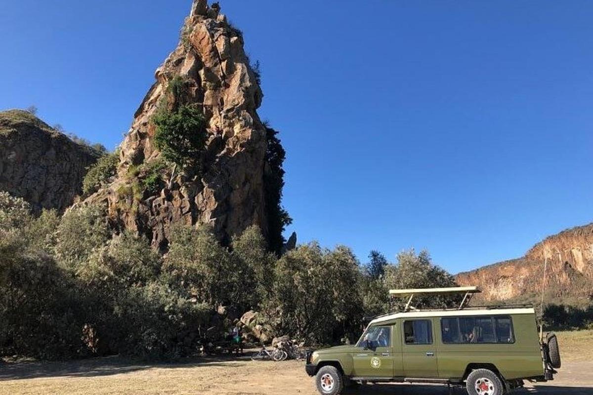 uma van verde estacionada em frente a uma montanha