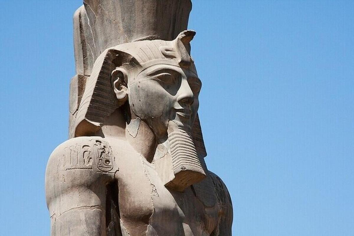 a statue of a statue of aubis