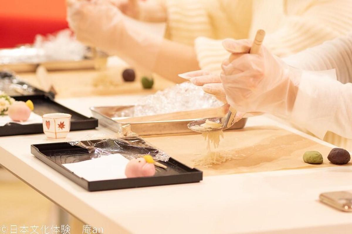 una persona in cucina che prepara il cibo su un bancone