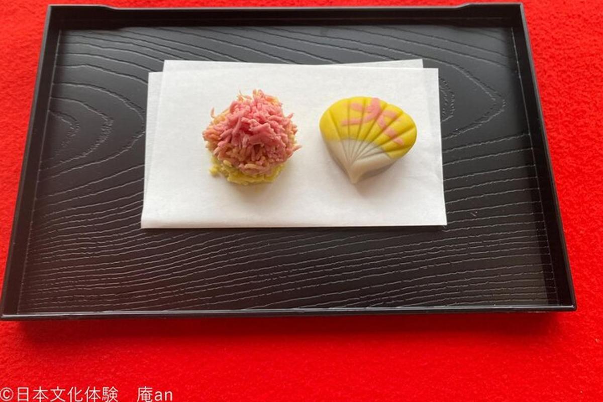 un piatto con un pezzo di cibo sopra