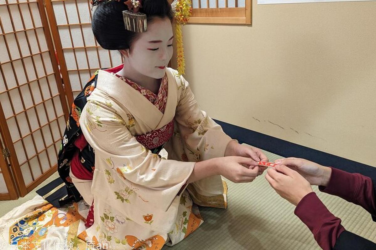 Una mujer con kimono jugando con unas tijeras