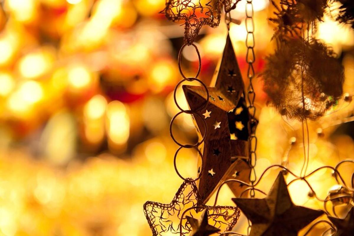 una stella di Natale è appesa in un negozio