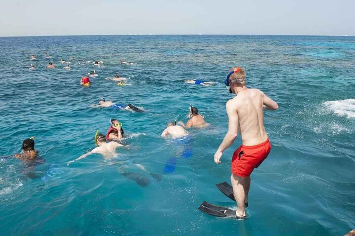 Ένας άντρας στο νερό με μια ομάδα ανθρώπων στον ωκεανό