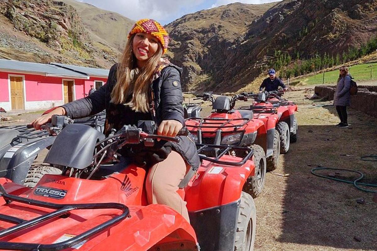 una donna in sella a un quad su una strada sterrata