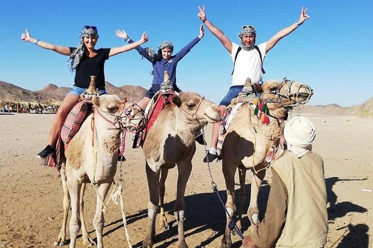 Un grupo de personas montando camellos en el desierto.
