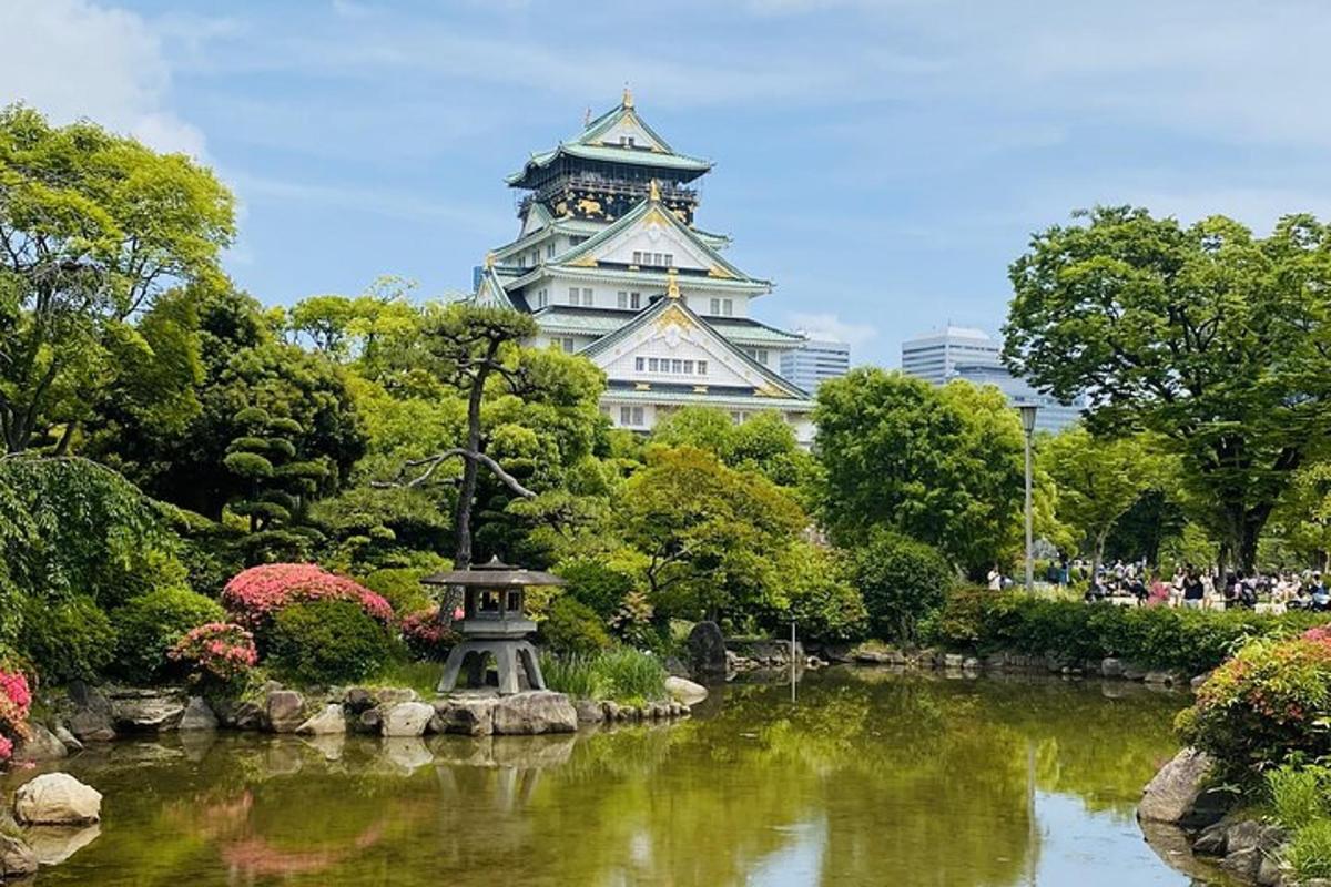sebuah bangunan besar dengan menara jam di taman