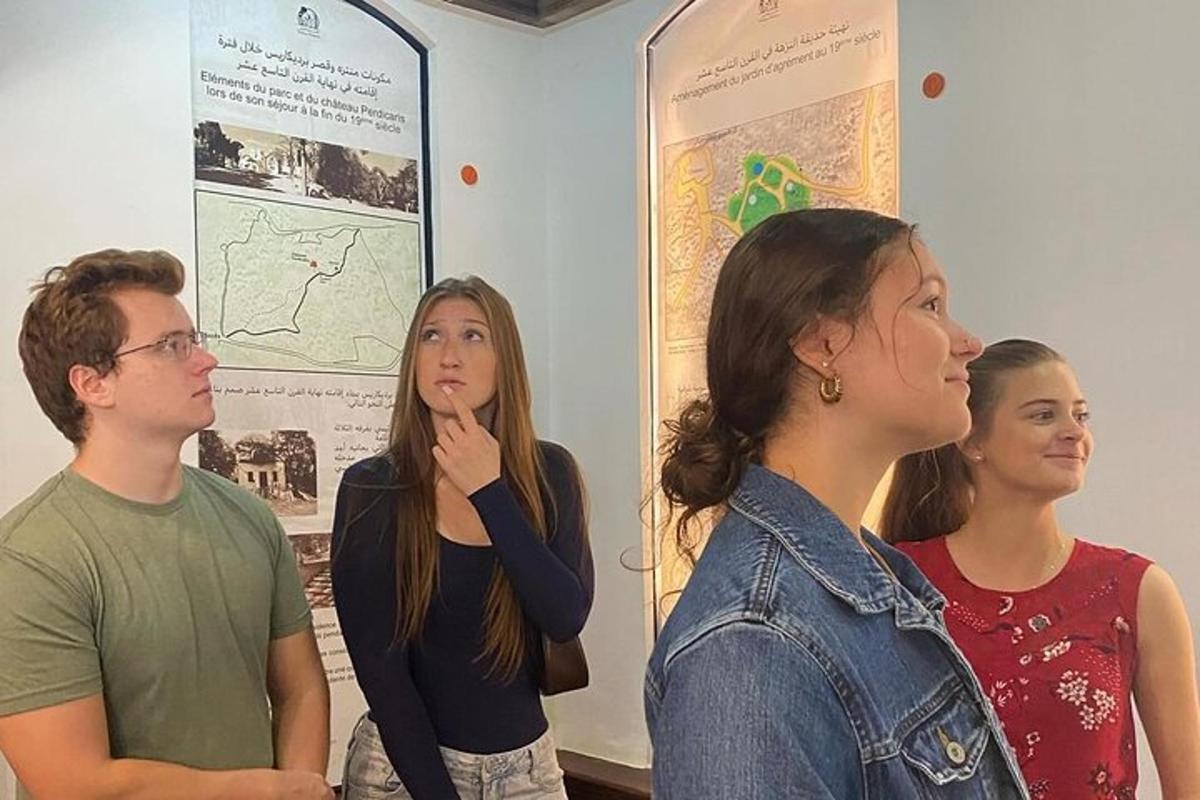 eine Gruppe von Menschen steht vor einem Plakat