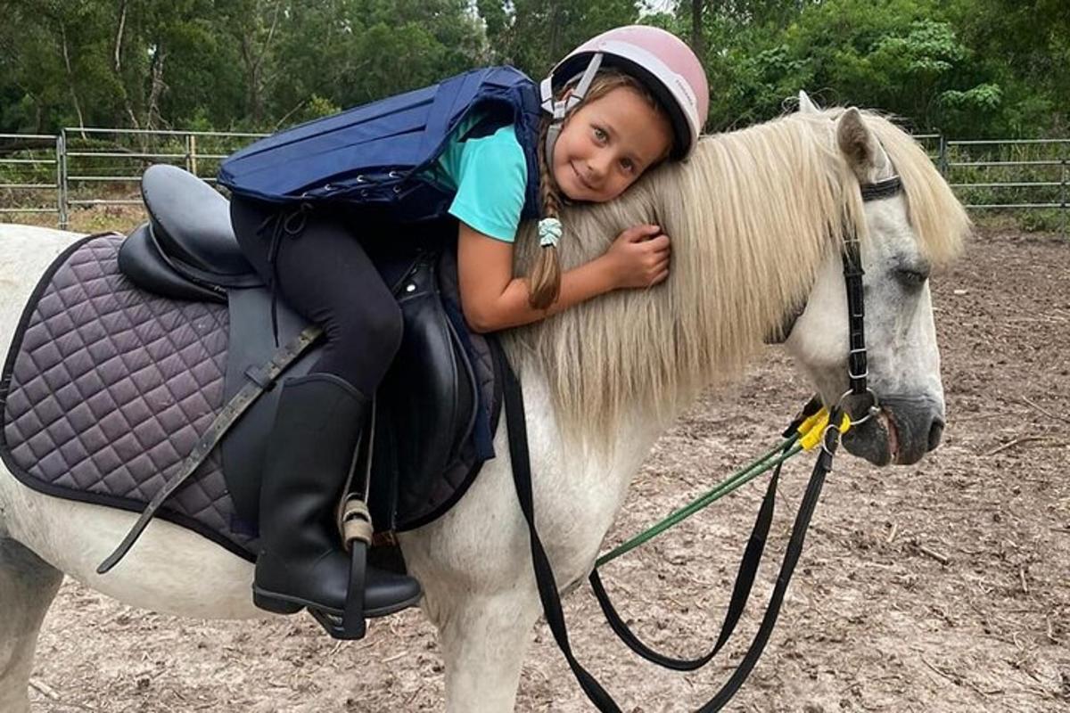 o tânără fată călare pe un cal