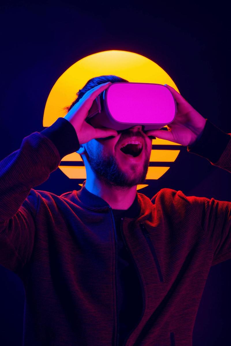 Muž si drží u obličeje zařízení pro virtuální realitu