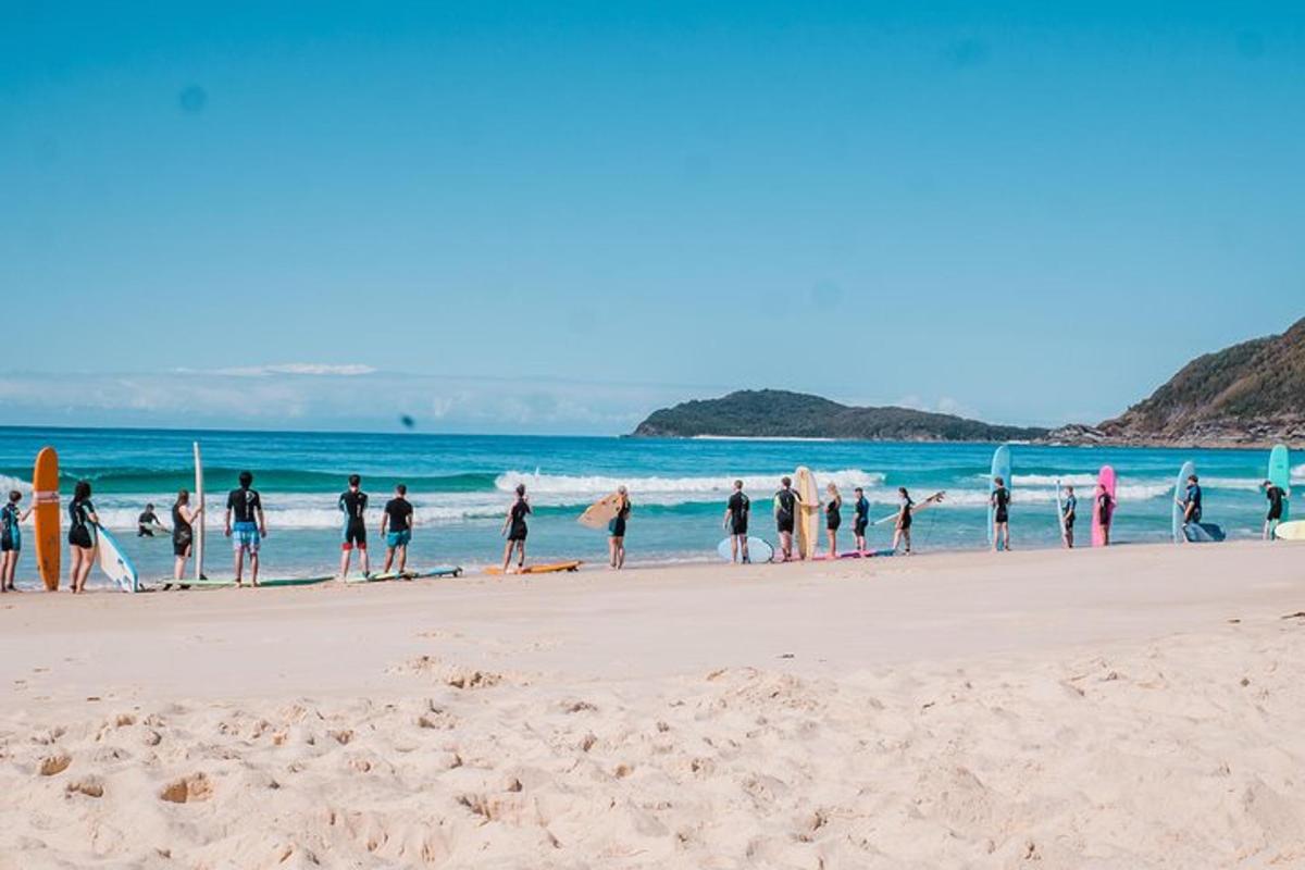 grupa ljudi koji šetaju plažom