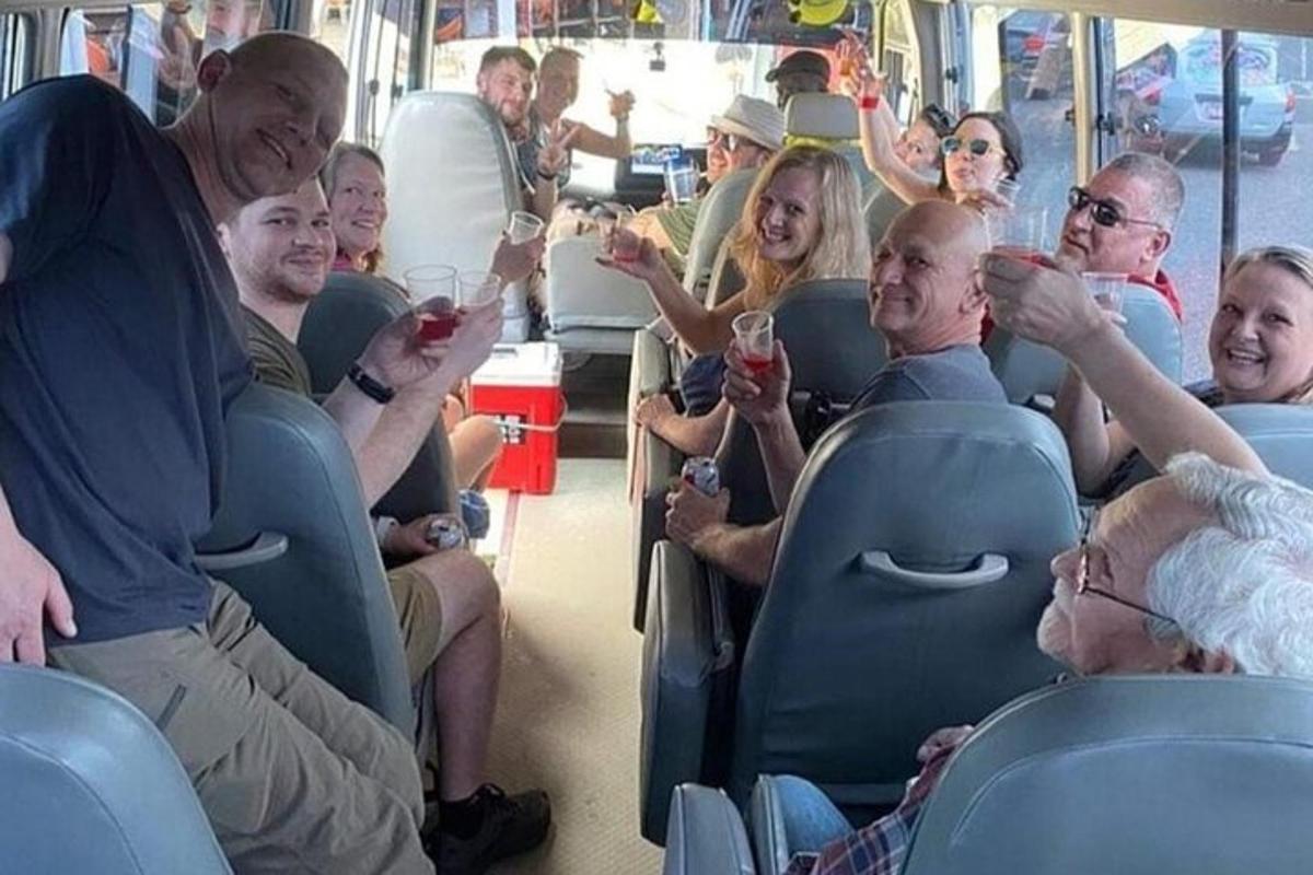 skupina lidí sedících v autobuse