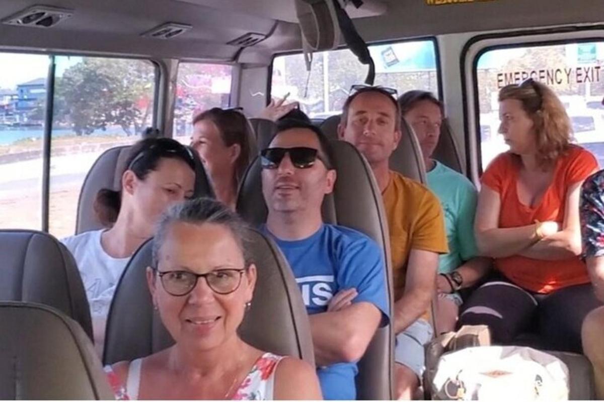 skupina lidí sedících v autobuse