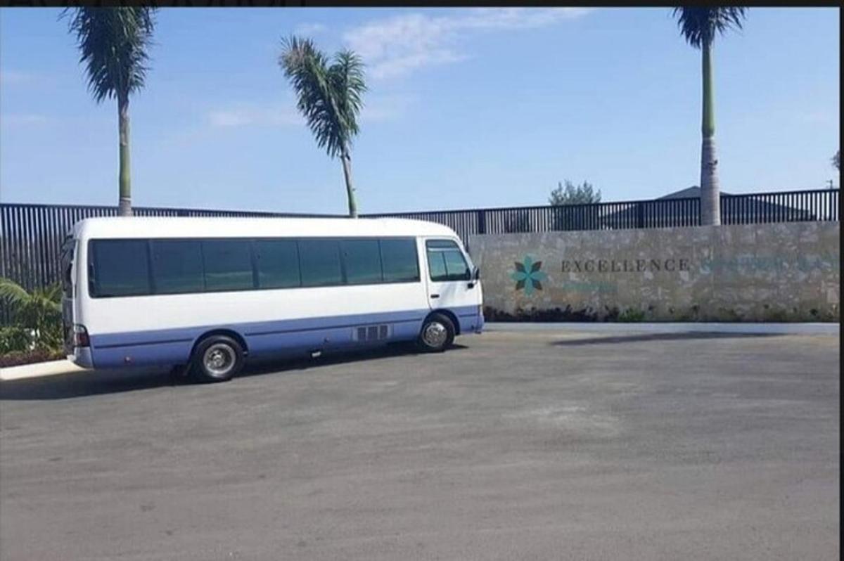 bílý a modrý autobus zaparkovaný na parkovišti