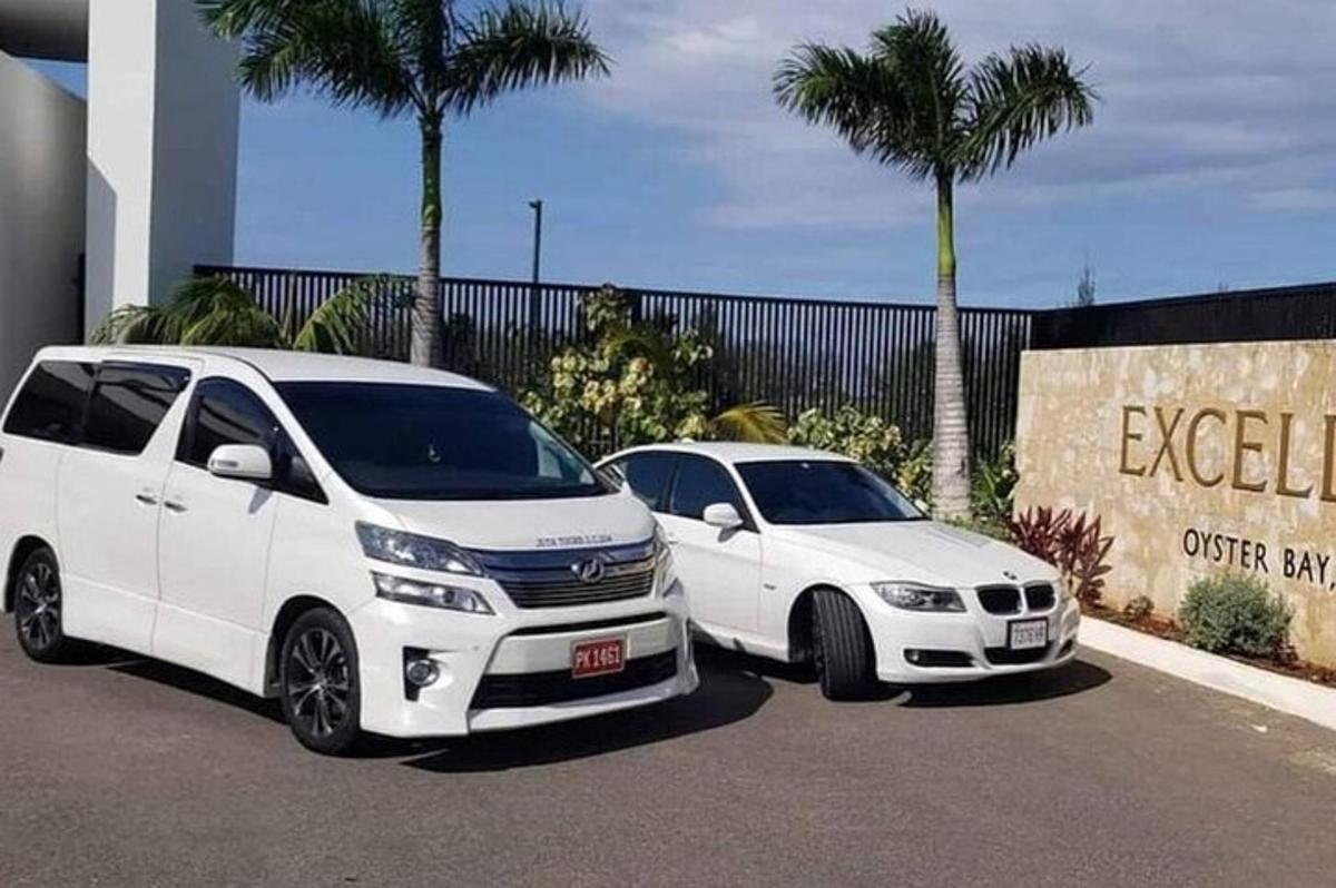 due veicoli bianchi parcheggiati uno accanto all'altro