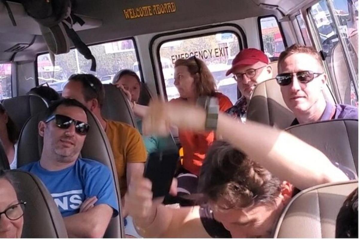 un gruppo di persone sedute su un autobus
