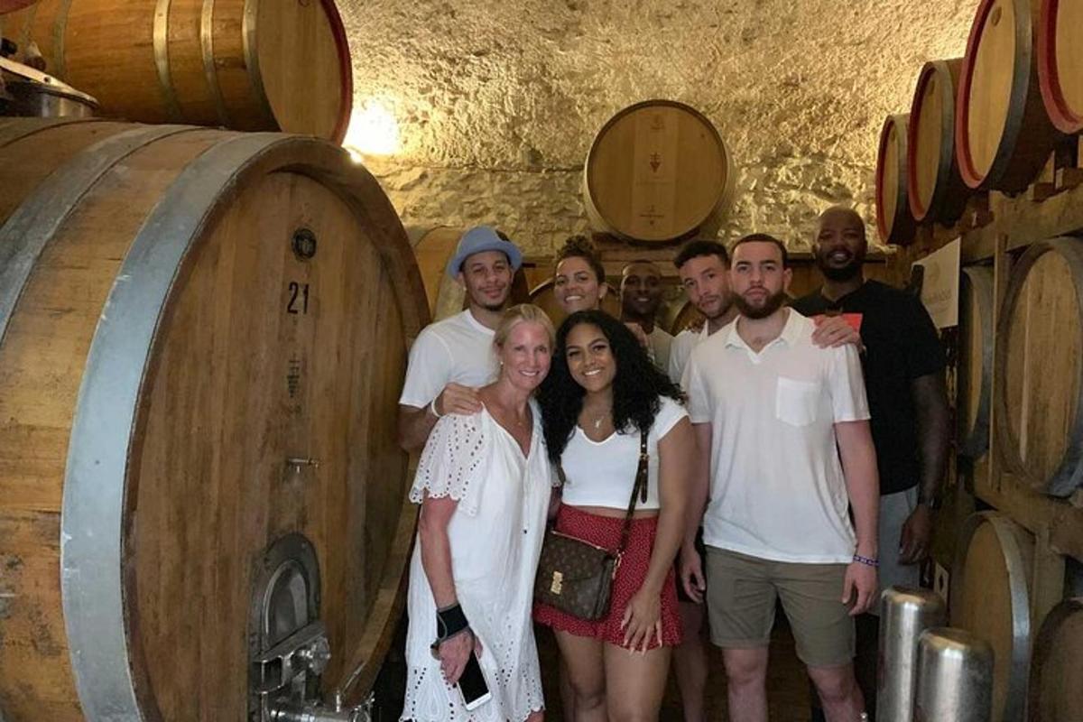 Un grupo de personas de pie en una bodega.