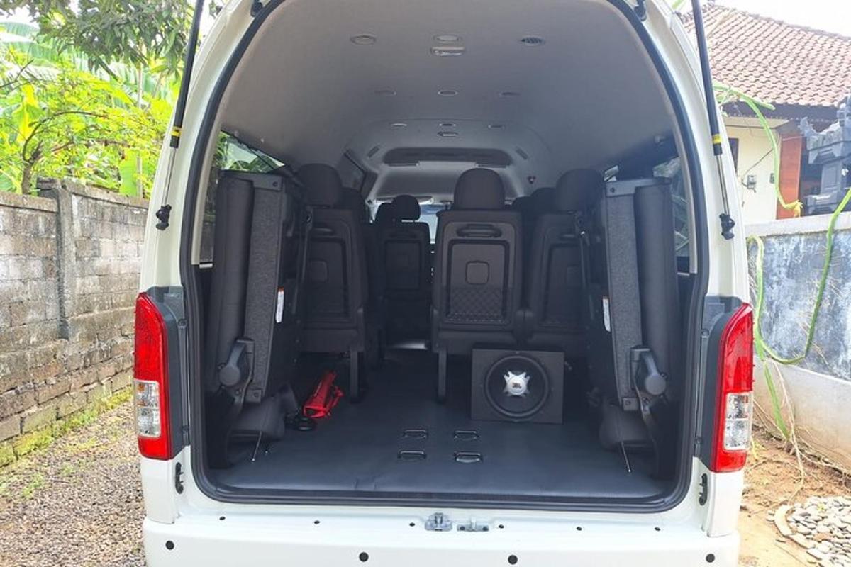 kombi z odprtimi zadnjimi vrati in odprtimi zadnjimi sedeži