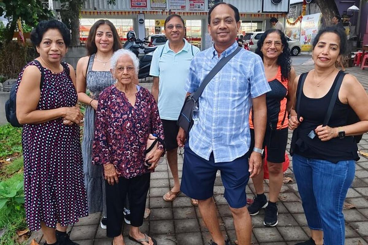 sekelompok orang sedang berpose untuk foto