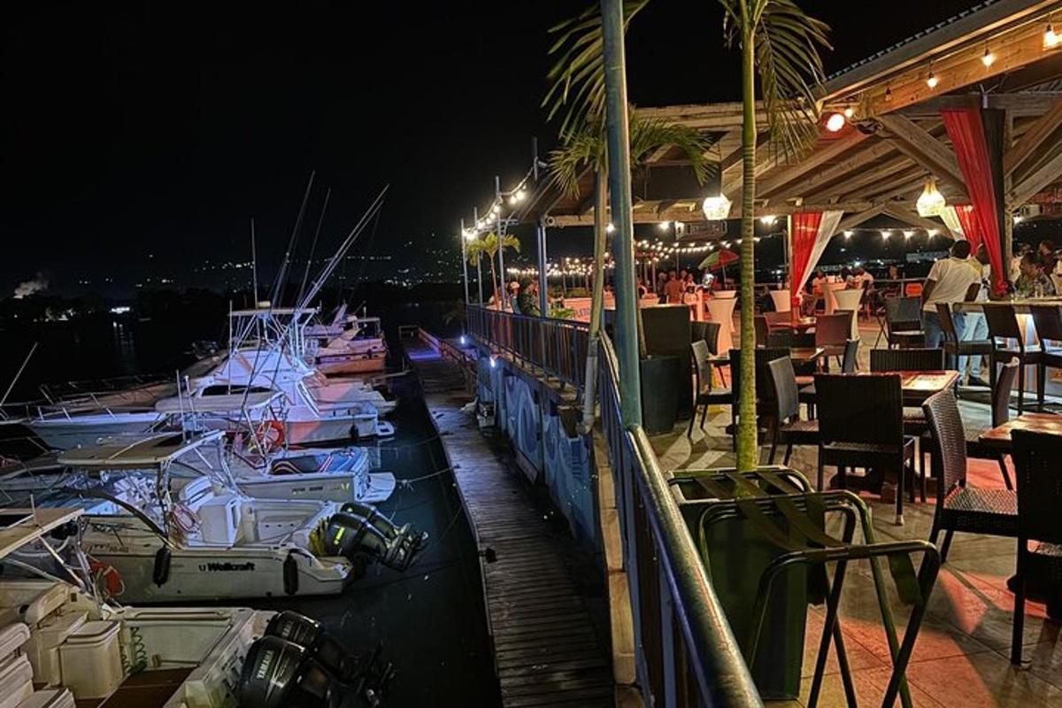 restaurace s loděmi kotvícími v nočním přístavu