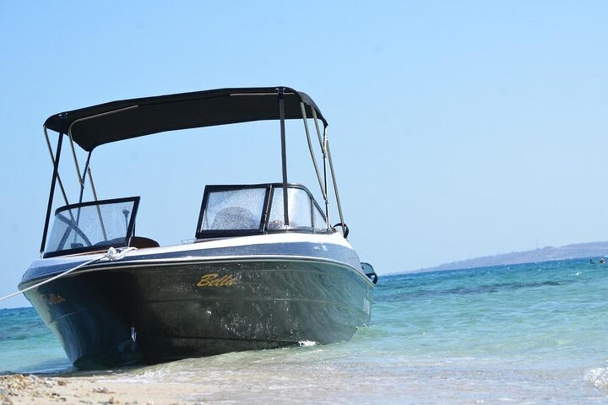 čoln, ki sedi na plaži v vodi