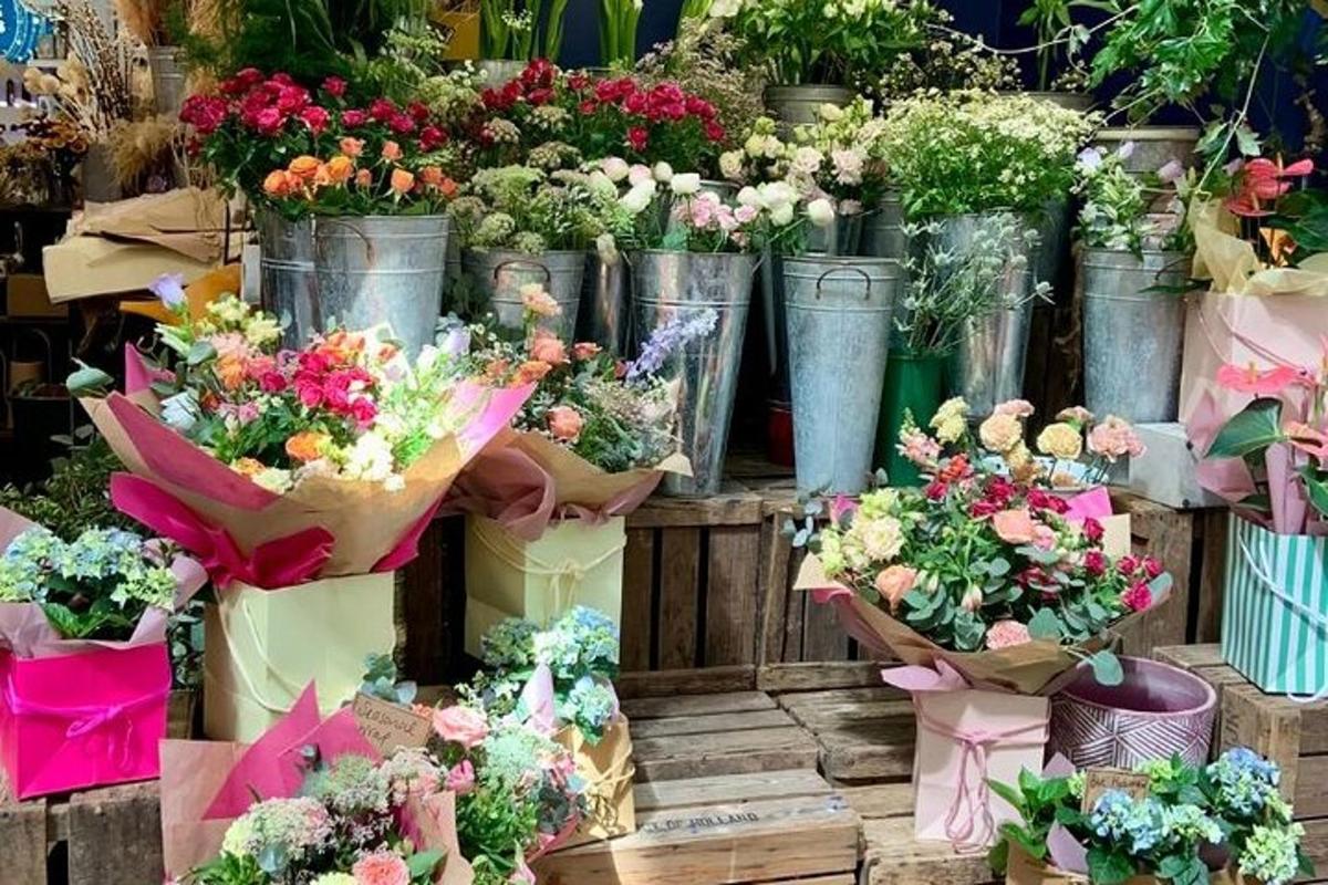 sekuntum bunga dalam baldi di sebuah kedai