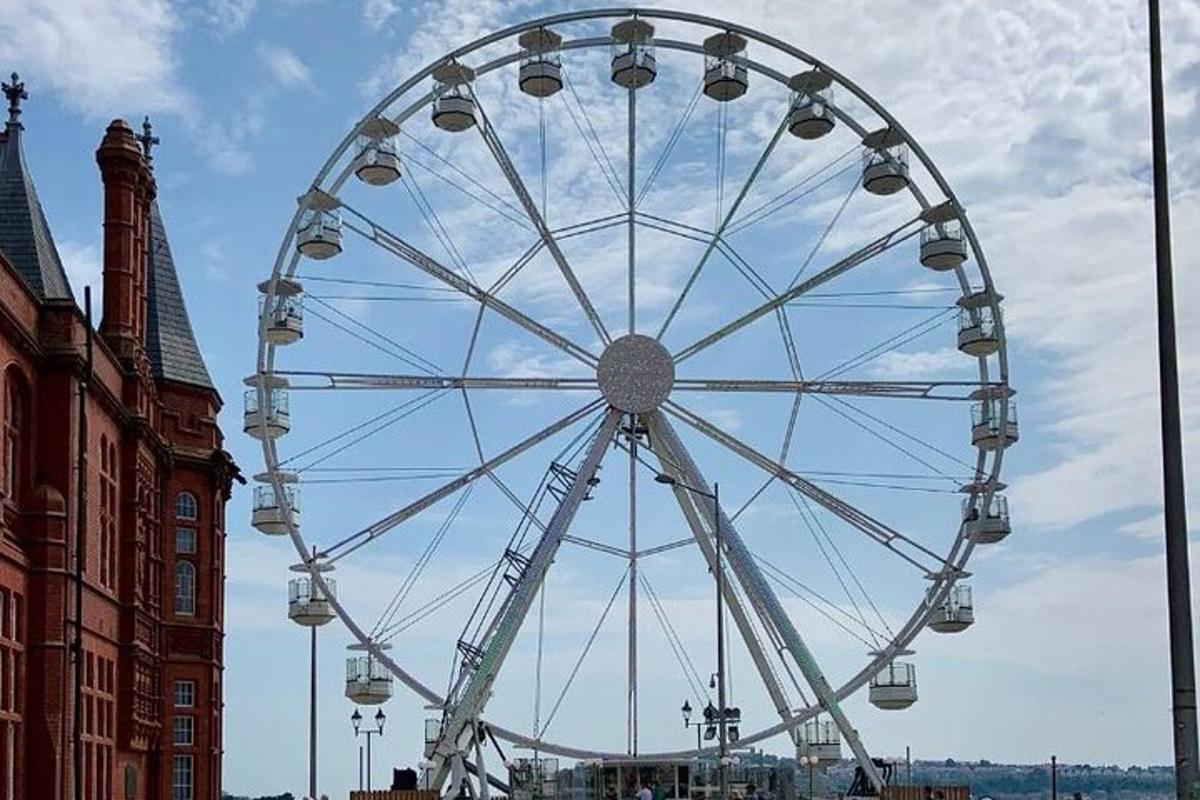 sebuah roda ferris yang besar di tengah-tengah bandar