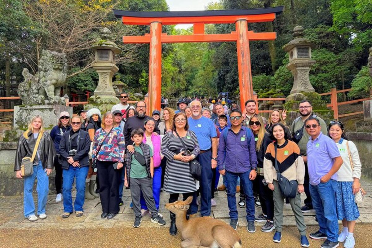 Skupina lidí stojících před bránou torii