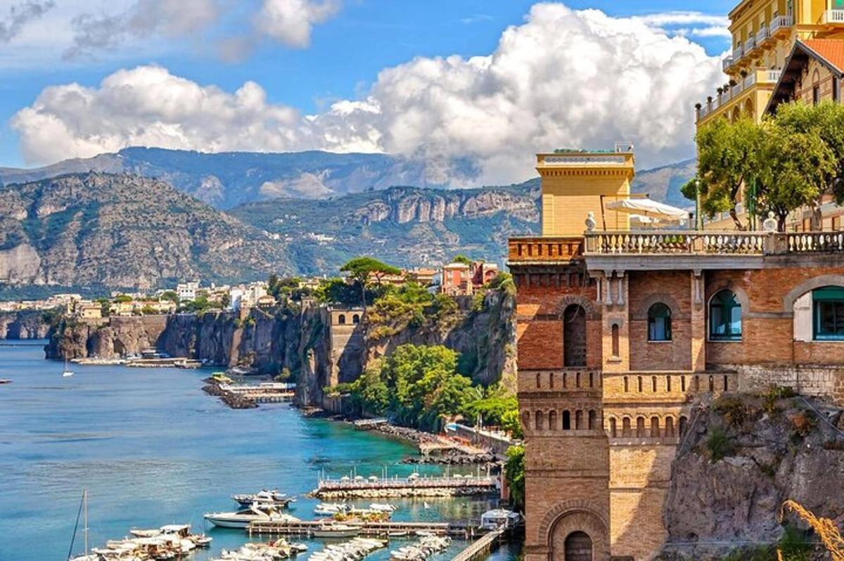 Vaade Amalfi rannikule, kus vees on paate
