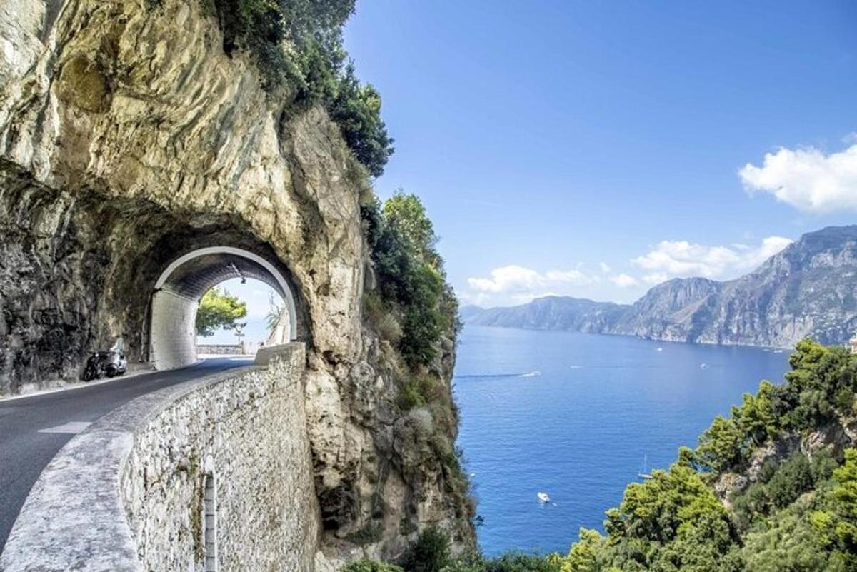 una carretera amb un túnel al vessant d'una muntanya