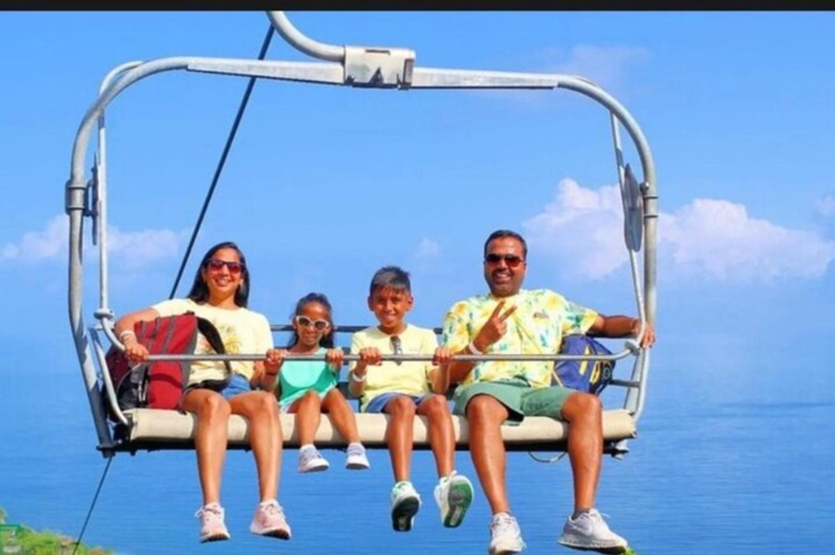 una famiglia seduta su una gondola sull'acqua