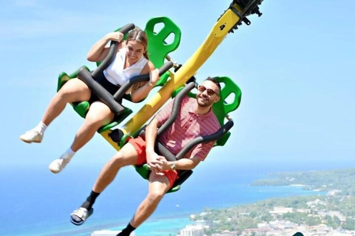 un uomo e una donna su una teleferica in un parco divertimenti