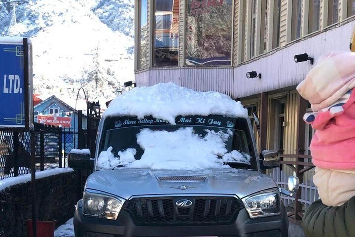 auto se sněhem na střeše