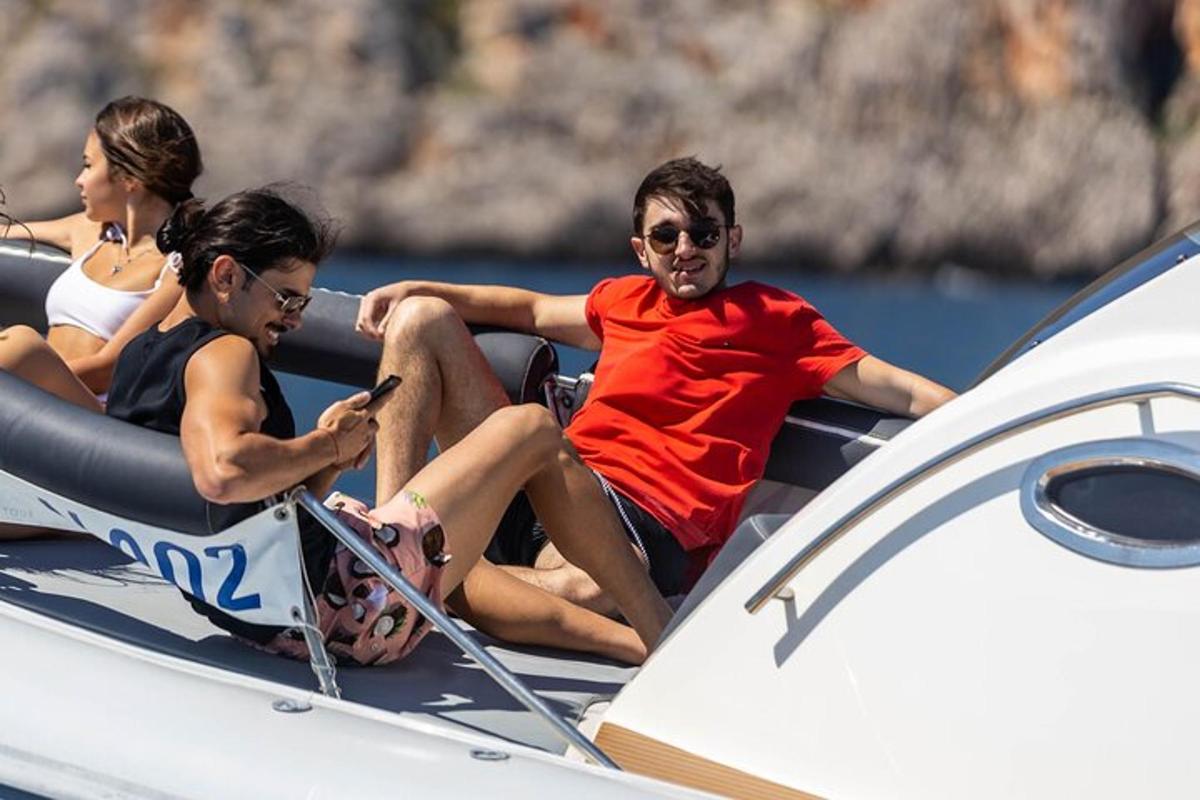μια ομάδα ανθρώπων που κάθονται σε μια βάρκα