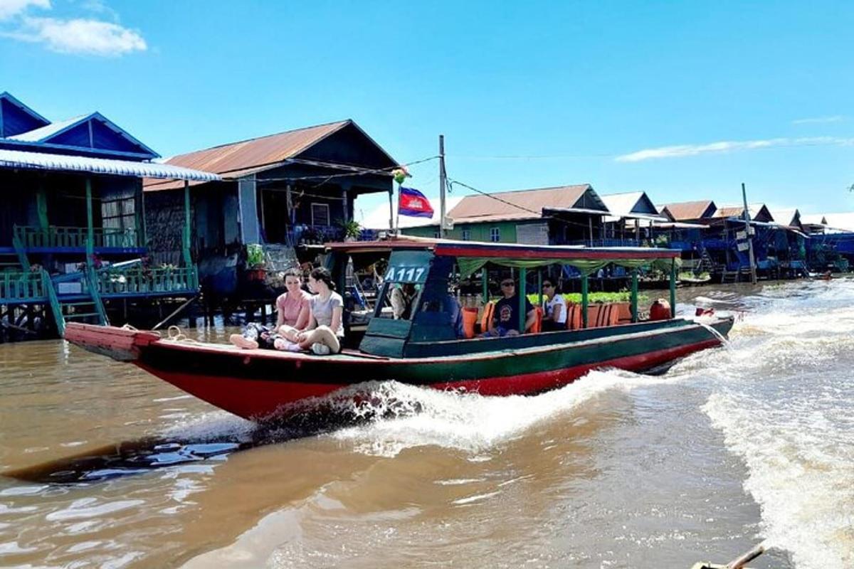 sekumpulan orang di atas bot di dalam air