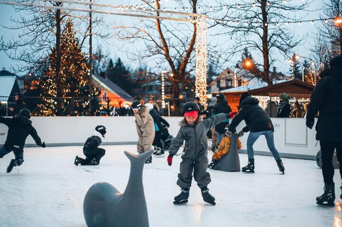 eine Gruppe von Kindern, die auf einer Eisbahn mit einer Gans spielen