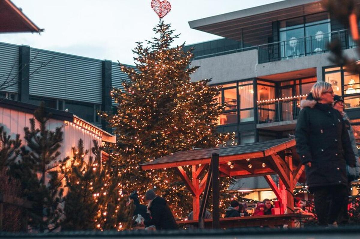 ein Weihnachtsbaum vor einem Gebäude