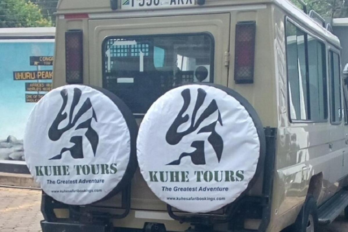 Dos carteles en la parte trasera de un camión de comida