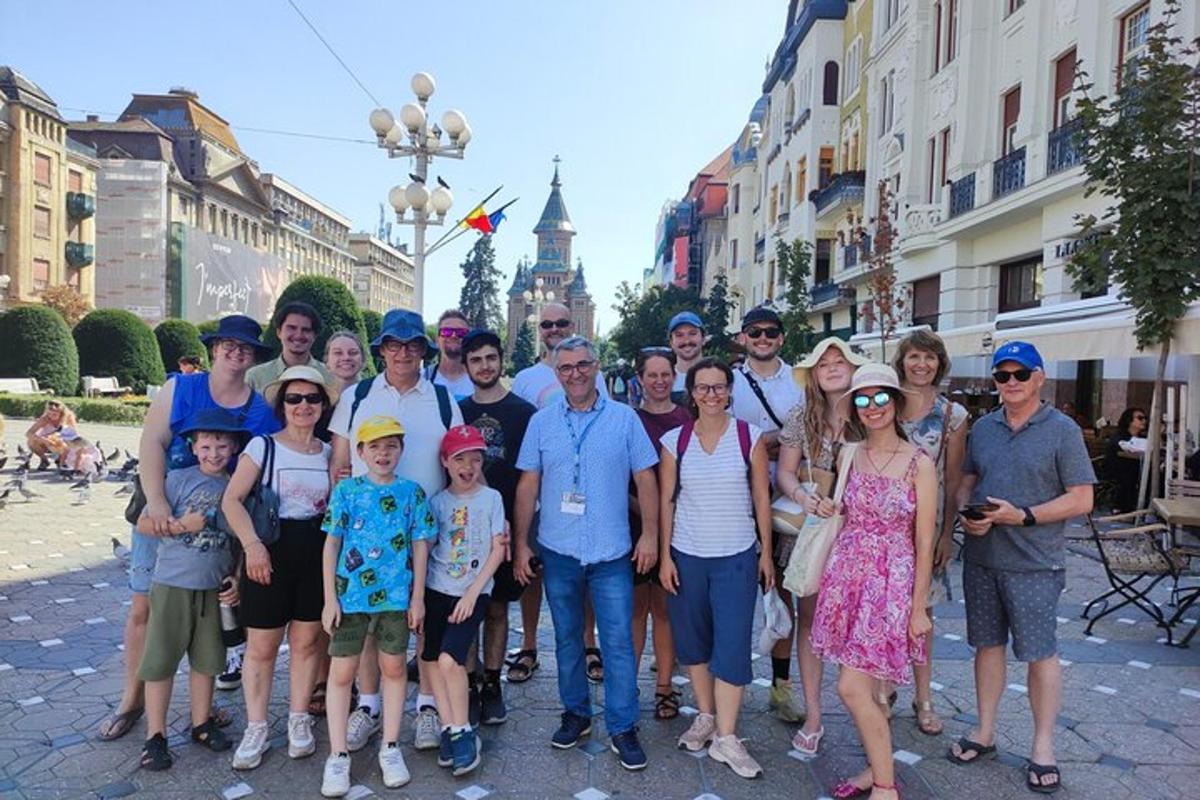 skupina ljudi, ki pozirajo za sliko na ulici