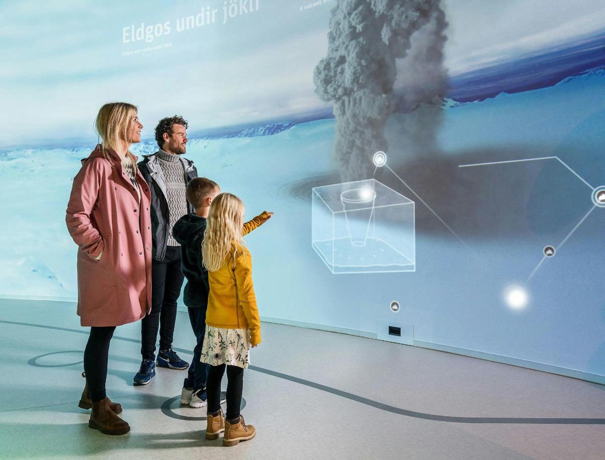 Kona, karl og barn að skoða málverk