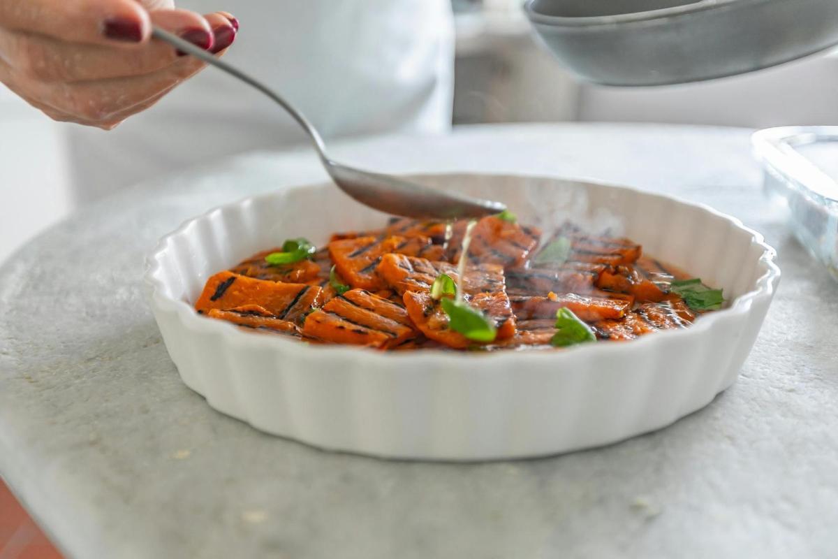 seseorang sedang mengaduk semangkuk makanan dengan sendok