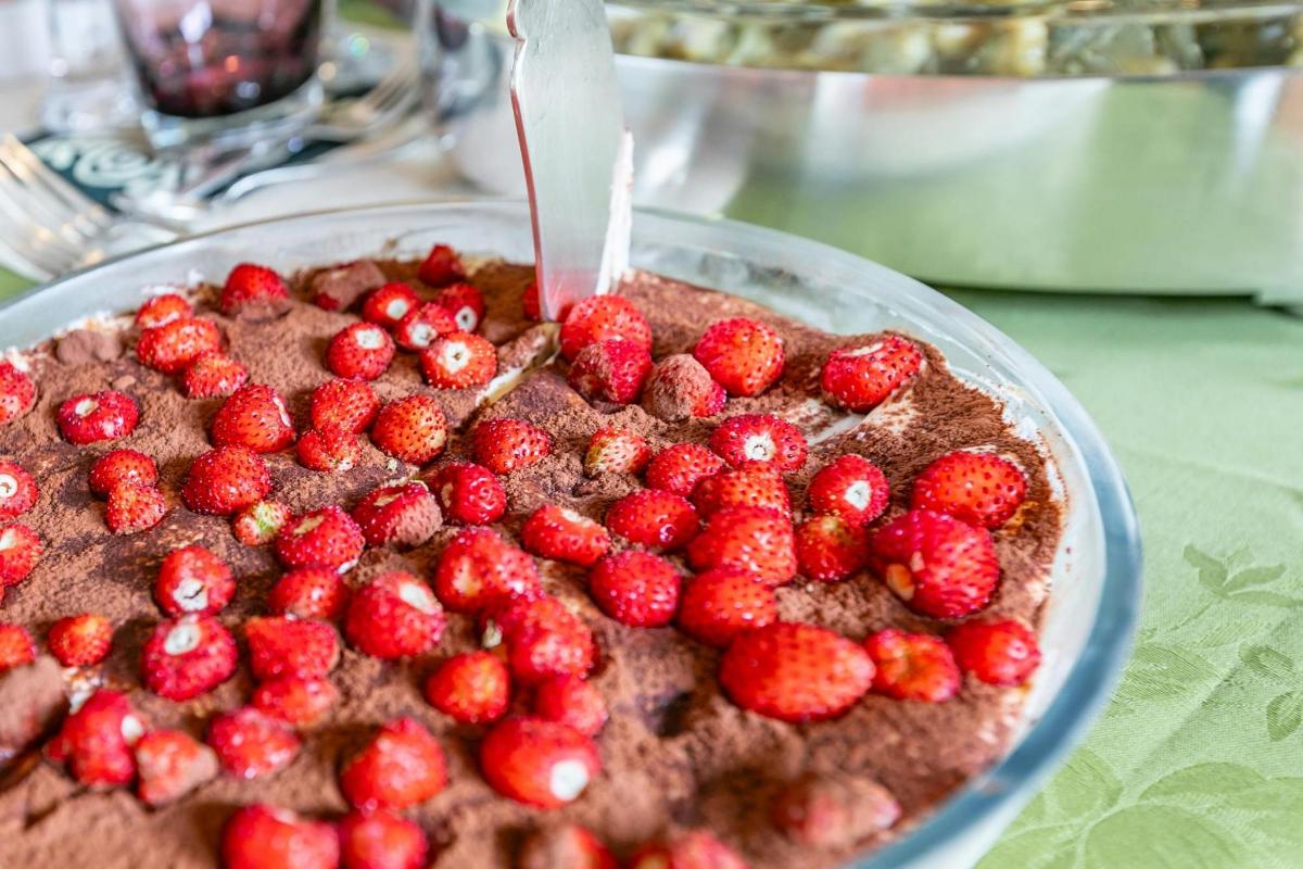 kue coklat dengan stroberi di atasnya di atas meja