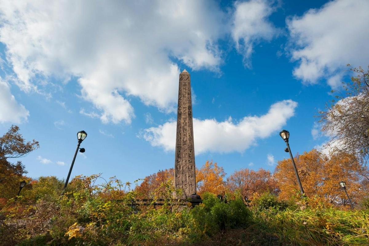 un monumento in mezzo a un parco con alberi