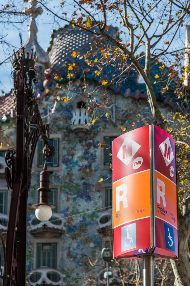 ein Schild an einem Mast vor einem Gebäude