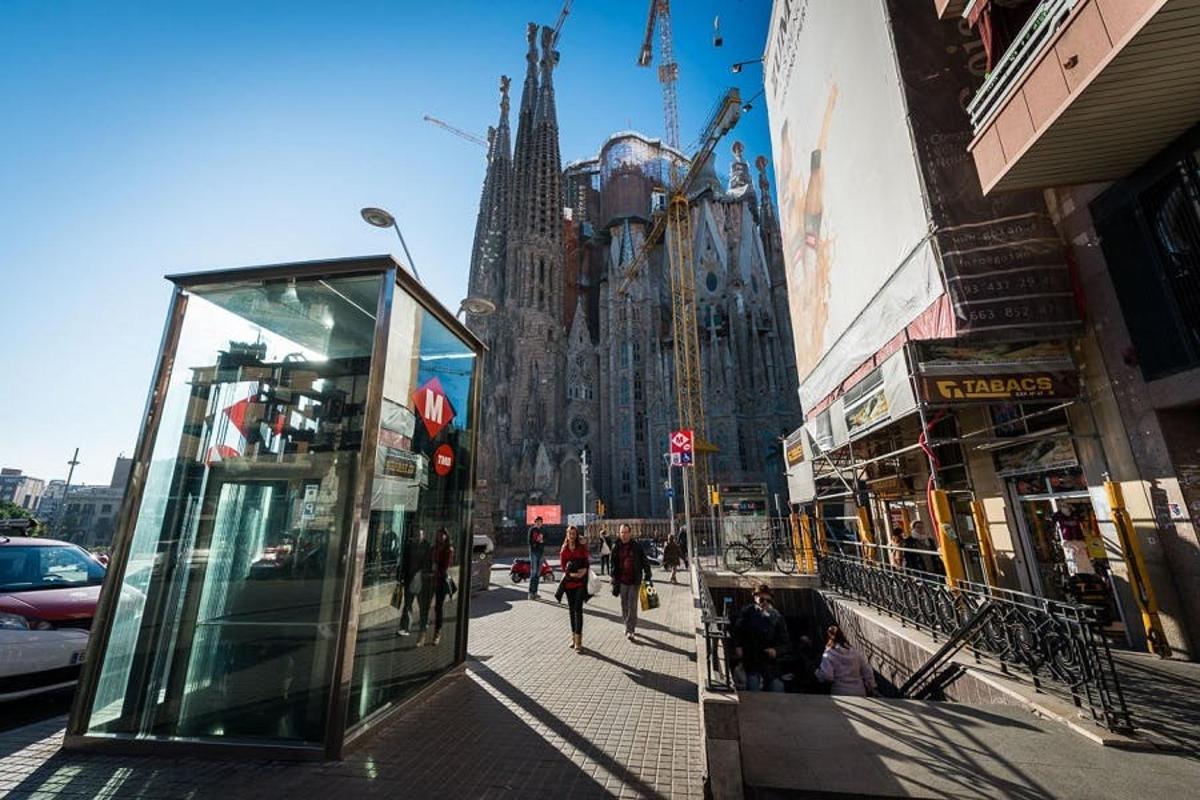 ein Glasgebäude an einer Stadtstraße mit einer Kathedrale