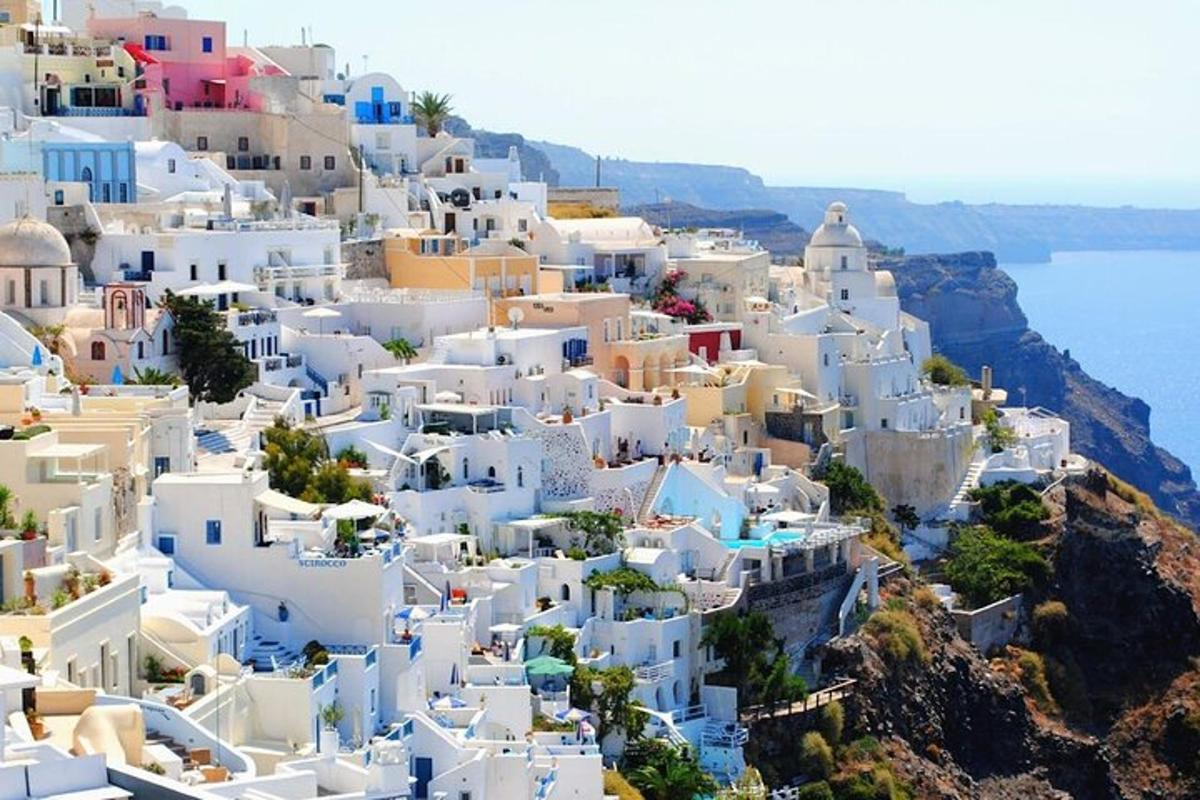 un grup d'edificis blancs al vessant d'una muntanya